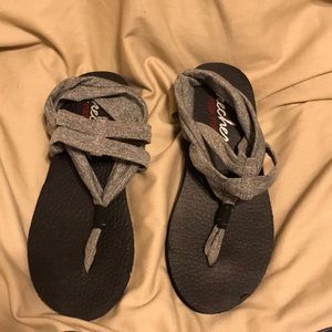 Skechers yoga foam sandals size 8